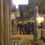 Antidisturbios están intentando desalojar ya el CSO Magerit. Foto de hoy noche, dando mazazos en la puerta