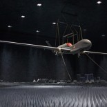 Probando aviones de guerra en la cámara anecoica más grande del mundo