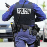 Un chaleco pagado de su bolsillo salva a un policía apuñalado por un ladrón