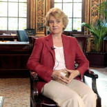 La Defensora del Pueblo propone que los funcionarios cobren la mitad de la paga de Navidad