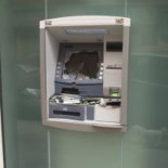 Destroza con una maza una sucursal de Valencia y su cajero automático