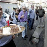 Vecinos de Cabral, en Vigo, celebran el primer cumpleaños de un bache