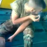 Soldado sirio a bordo de un helicóptero enciende la mecha de una bomba casera y la lanza a un pueblo