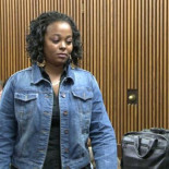 Condenada a llevar un cartel con la palabra ‘idiota’ tras conducir por la acera para adelantar a un autobús escolar