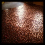 Una tienda pone 250.000 monedas de cobre en lugar de baldosas y se ahorra miles de dólares en la reforma