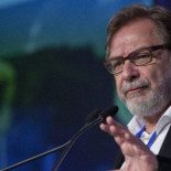 Cebrián se aferra al jet privado a 100.000 euros viaje, pese al duro ajuste y despidos en Prisa