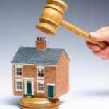 La banca se compromete a paralizar dos años los desahucios de "extrema necesidad"