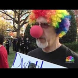 Acto del Ku Klux Klan contraatacado con humor [Eng]