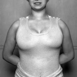 La mujer que se cortó los pechos para ser piloto de autos de carrera