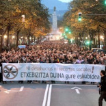 Miles de personas piden en Bilbao que no haya ni un desahucio más