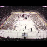Aficionados del Calgary Hitmen lanzan 21.000 ositos de peluche a la cancha tras gol del equipo
