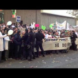 Momento en el que la manifestación por la sanidad publica asamblea de Madrid desborda a la policia