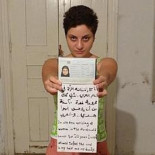 Polémica en el mundo árabe por la foto de una mujer sin velo y pelo corto