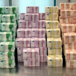 Españoles en fila india cargados con maletines en el aeropuerto de Ginebra