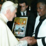El Papa bendice a la presidenta del Parlamento ugandés, la misma que quiere condenar a homosexuales a muerte