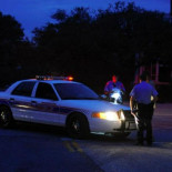 Un policía cuela un billete de 100 dólares en la multa de un padre ajustado de dinero