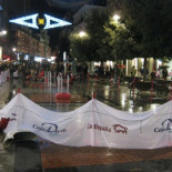 Manifestación StopDesahucios interrumpida por un circuito de karts