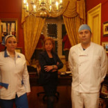 Una empresaria viguesa vuelve al siglo XVII arrojando pan a los pobres