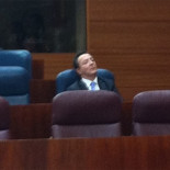 El diputado que criticó la “fiesta de pijamas” del PSM se queda dormido en su escaño de la Asamblea