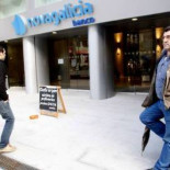 Un afectado por las preferentes pide limosna frente a su banco de Vigo