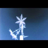 Copo de nieve formándose en la punta de una aguja