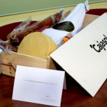 El presidente de FACUA Sevilla devuelve al presidente de Cajasol su obsceno regalo navideño