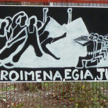 La Iglesia retira el mural en recuerdo de la víctimas del 3 de Marzo y avisa con un "Feliz Año, murales retirados"