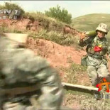 Soldados chinos disparan proyectiles de cañón sin cañón