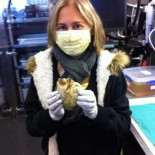 Esta es Penny sosteniendo en sus manos su propio corazón