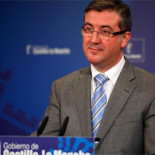 Cospedal sustituye a los profesores interinos por becarios que no cobran