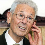 El padre de Mariano Rajoy es convocado a una tutoría en Bruselas (El Mundo Today)