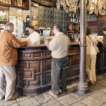 ¿Por qué los hipsters prefieren los bares de viejos?