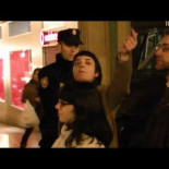 La polícía pide identificaciones delante de la sede del PP de Oviedo