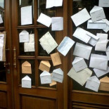 Así ha amanecido la sede del PP de Gijón