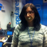 Nos tapamos la boca: '20minutos' protesta en la sede del PP porque Rajoy no ha admitido preguntas