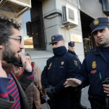 Miembros del 15-M se entregan a la policía en Lavapiés