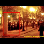 Antidisturbios tirando una piedra a manifestantes el 14N