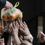 Una entrega de comida gratuita degenera en altercados en Atenas