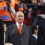 Cospedal exige "sanciones" para acabar con las pitadas al Rey y el himno