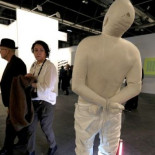 Un visitante en Arco tropieza y derriba una obra de Bernardí Roig, valorada en 58.000 euros