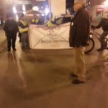 La policía está acosando con sus vehículos a la gente que está protestando en sol