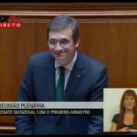 El primer ministro portugués, Passos Coelho, interrumpido en su discurso con el himno "Grândola Vila Morena"