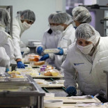 Familiares de pacientes del Hospital de Navarra bajan a la cocina con comida quemada para reclamar otros menús