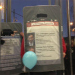 Ocupan el Espacio Movistar disfrazados de móvil para protestar por los despidos y la contratación de Rato y Urdangarín