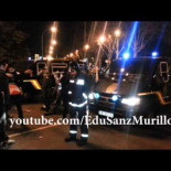 Un bombero frena a los antidisturbios en Neptuno el #23F