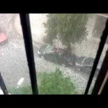 Hombre intenta proteger su coche de una tormenta de granizo