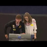 Parlamento Europeo: estudiante español sube a imitar a concursante de Gandia Shore