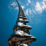 Karma: Una torre de hombres  que se eleva hacia el cielo