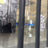 30 encapuchados atacan con martillos y pintura el Mobile World Centre de Plaza Catalunya