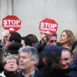 La PAH señala a los diputados que no apoyan la ILP contra los desahucios